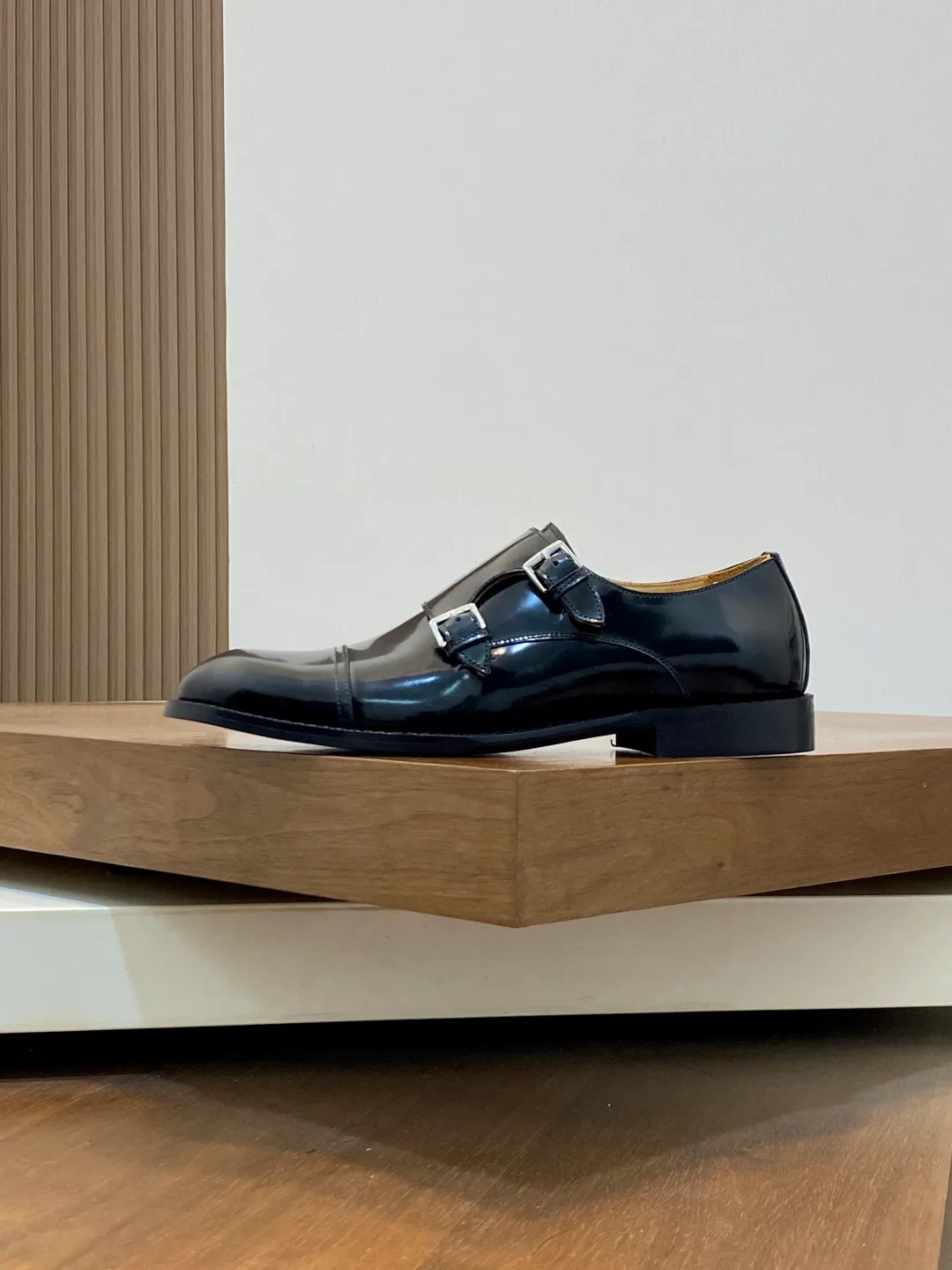 Men's shoes 💰780 HERMES/Hermès GAME slip-on loafers. These loafers are made of matte frosted calfskin. They are equipped with functional Kelly shoe buckles to easily create a fashionable urban style. They are equipped with genuine leather welts and lightweight grooved rubber foam outsole. They have genuine calfskin lining and silk-screen logo feet. They are slip-on design. They are novel and fashionable, with a handsome upper. Comes with a dust bag in the original box! Size: 39-40-41-42-43-44 standard leather shoe size (38/45 can be customized but does not support returns)